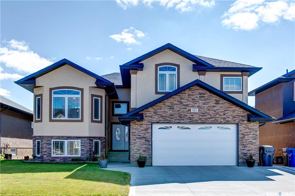 NEW LISTING! to 421 Nicklaus Drive, Warman